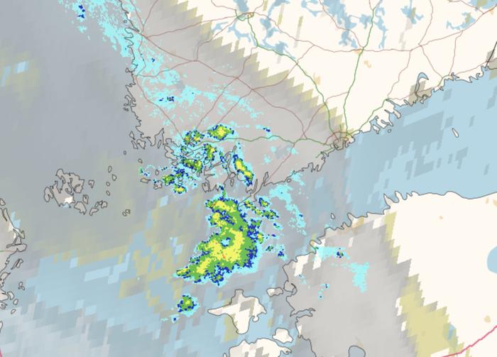 Paikallinen lumisade lounaisrannikolla lauantaiaamuna klo 8.15 matkalla itään tai itäkoilliseen.